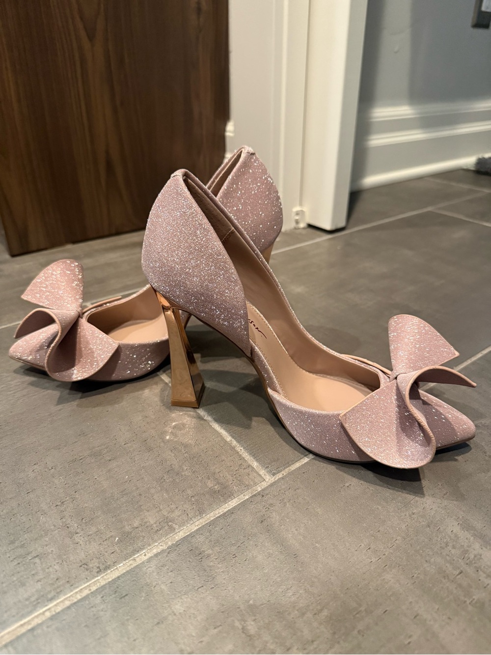NEW. Betsey Johnson Nobble Pump- dusty pink glitte